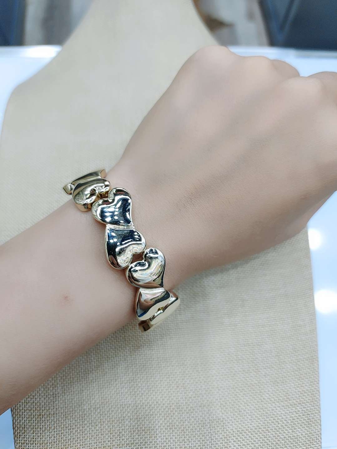 The heart-shaped polished bracelet is cold and versatile. It is a simple and elegant wide-textured polished bracelet for new women with free shipping Specification image