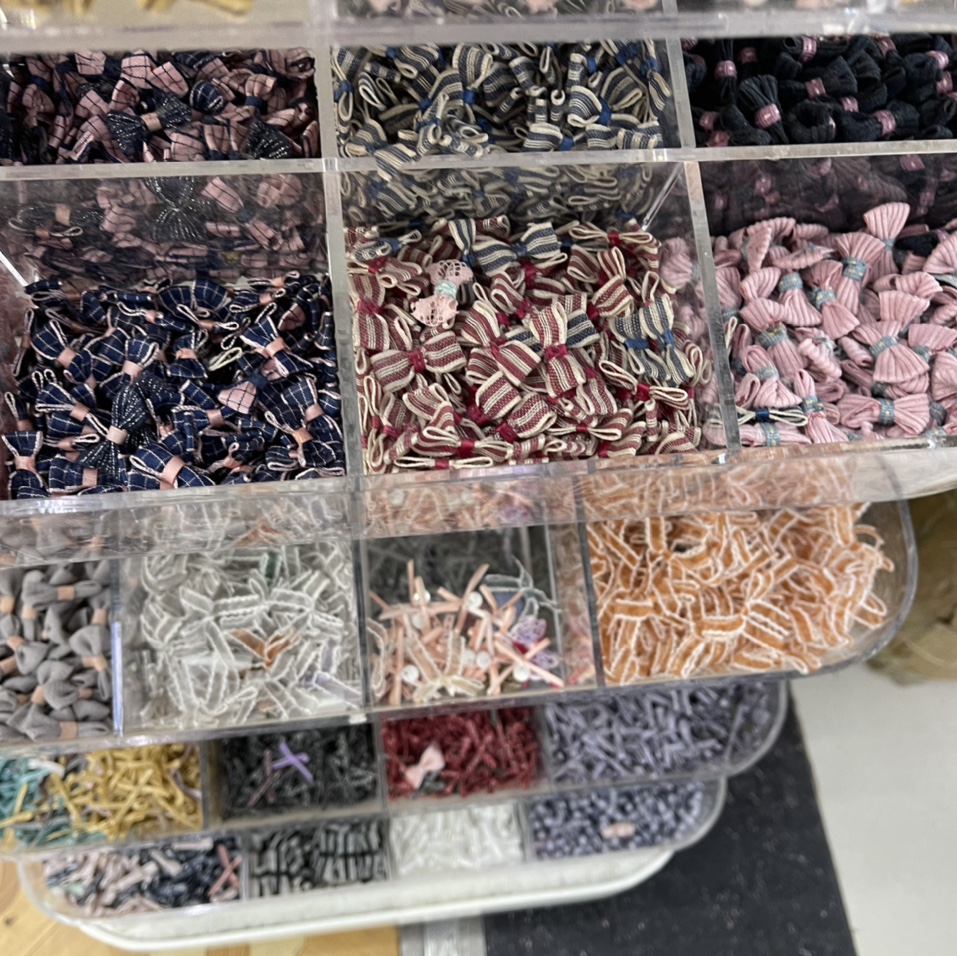 There are many styles of checkered striped bow and bow packaging, which are beautiful and decorative. They can be customized in various colors, with large quantities and favorable prices