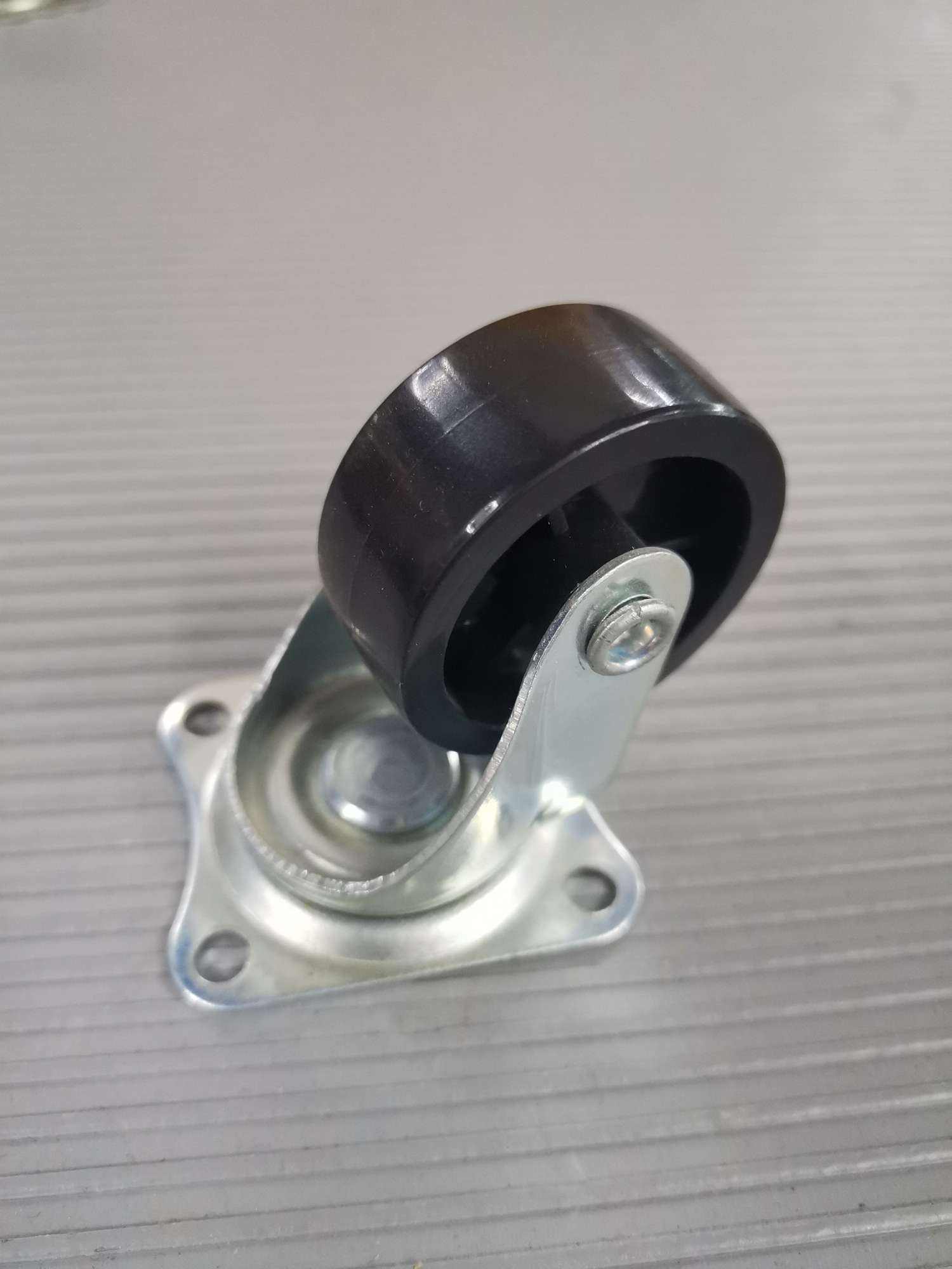 1.5-inch black PP flat-bottom movable wheel lightweight casters details Picture