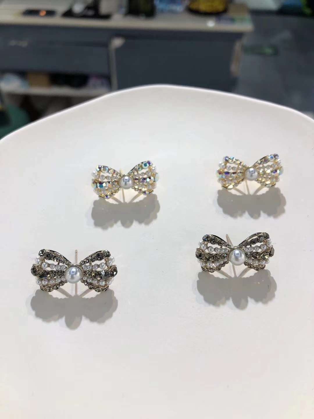 A new, stylish and simple pearl stud earring with a retro bow from Europe and America. It's a trendy and cool style earring for women on Instagram Application Scenario