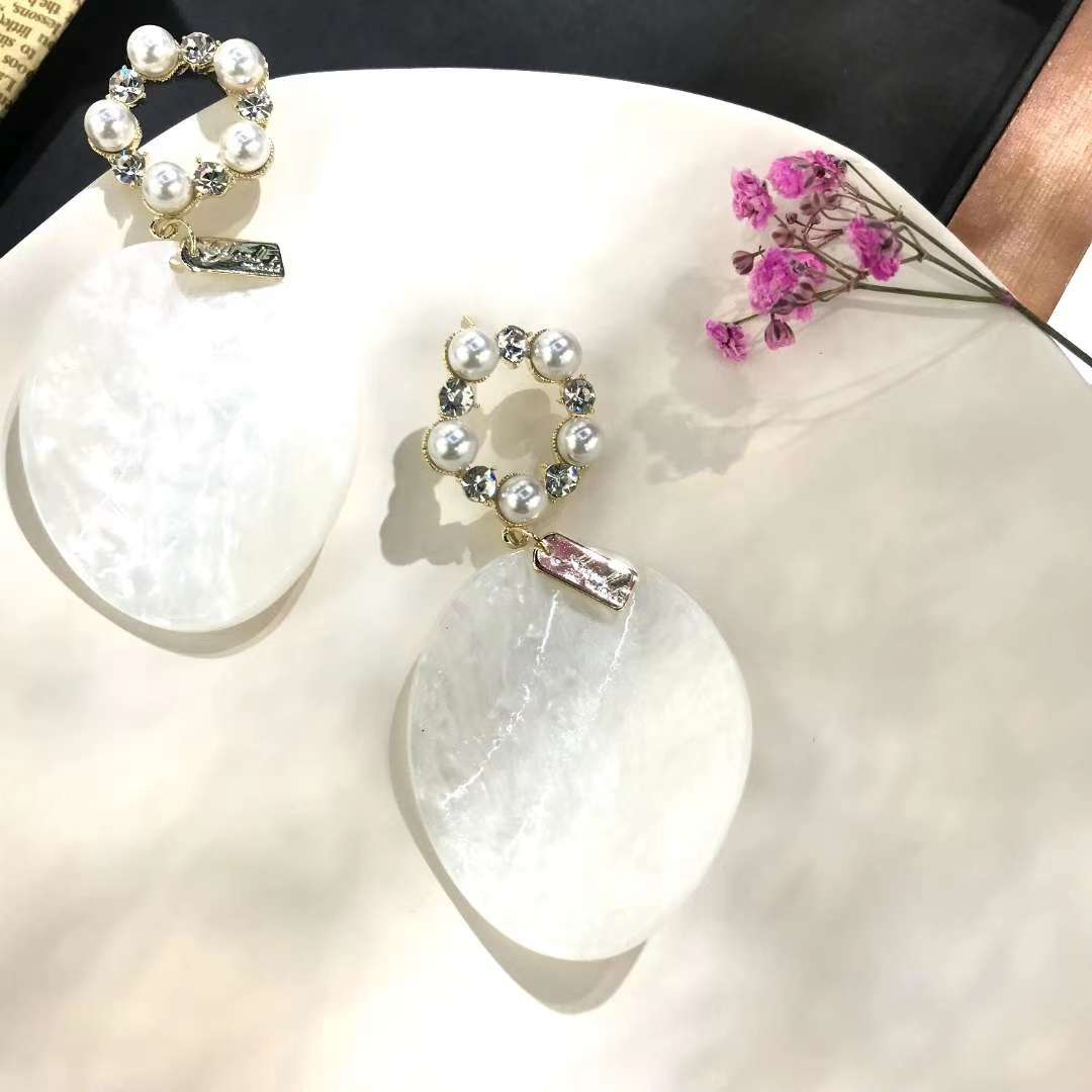 A new minimalist pearl stud earring from a niche European and American retro fashion style, featuring a cool and stylish vibe for women on Instagram details Picture