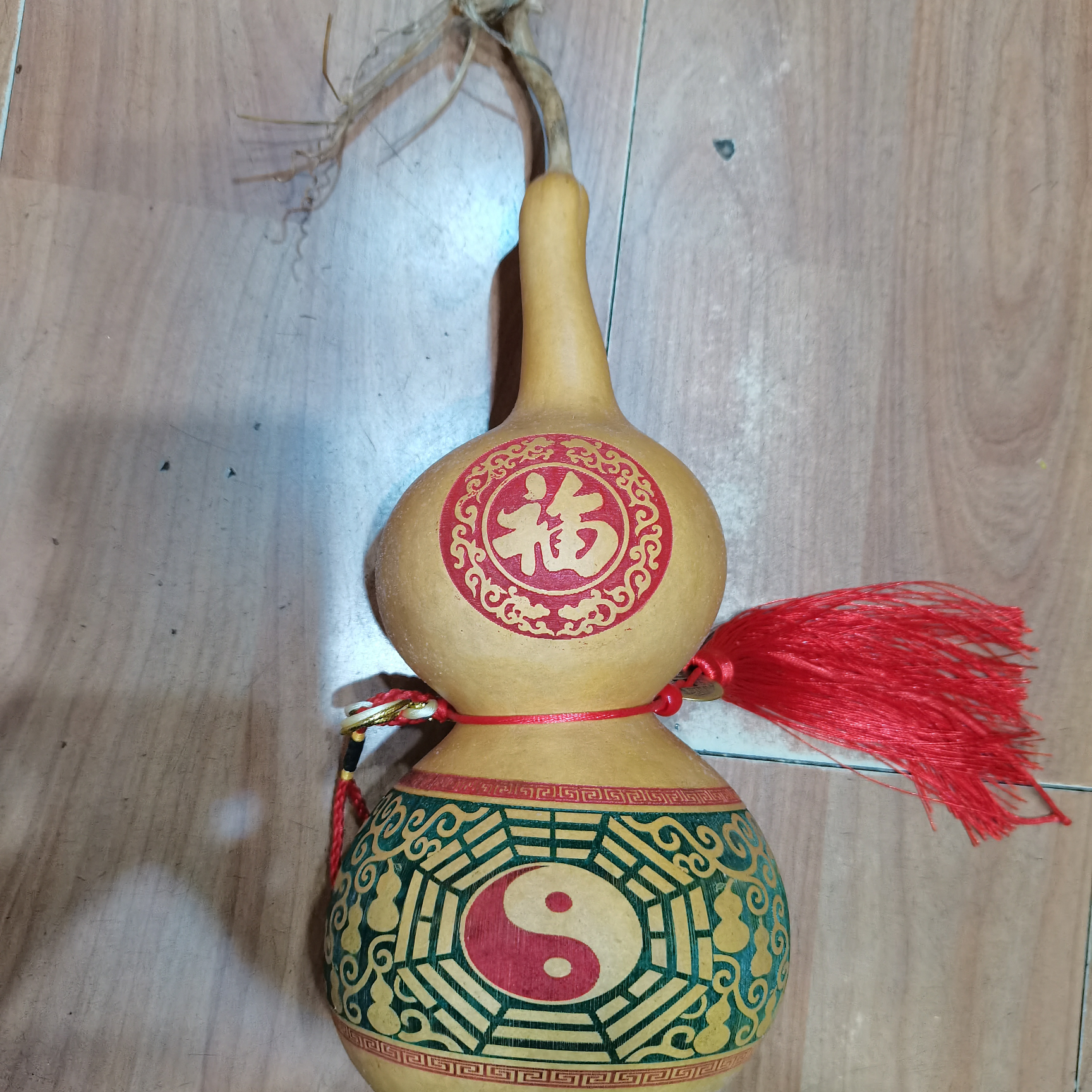The small gourd is engraved by machine and hand-painted. May you have a lifetime of peace, good fortune, health and happiness, all your wishes come true, and good luck and happiness.