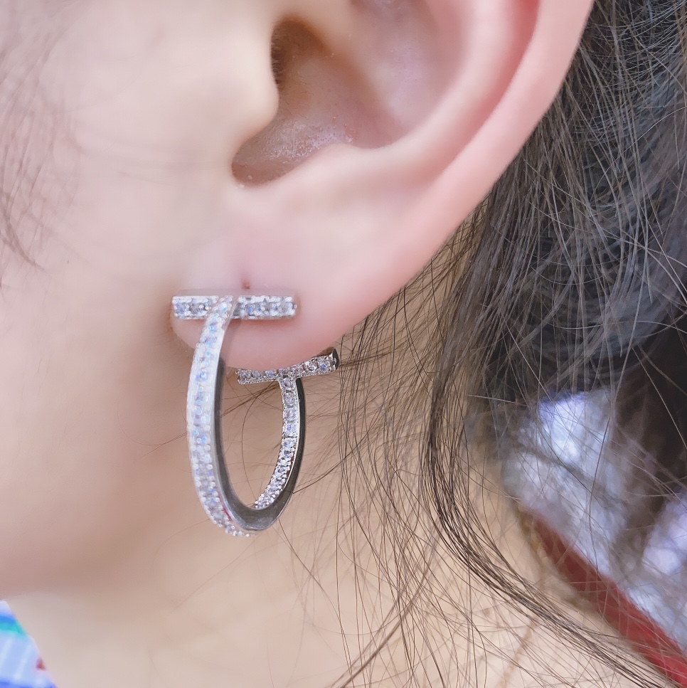 Белые сережки из циркона