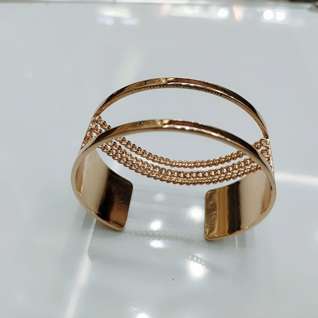 A new type of women's accessory with a chain clip, featuring a simple and cold European and American style, double-head and two-color spliced open alloy spring wide bracelet