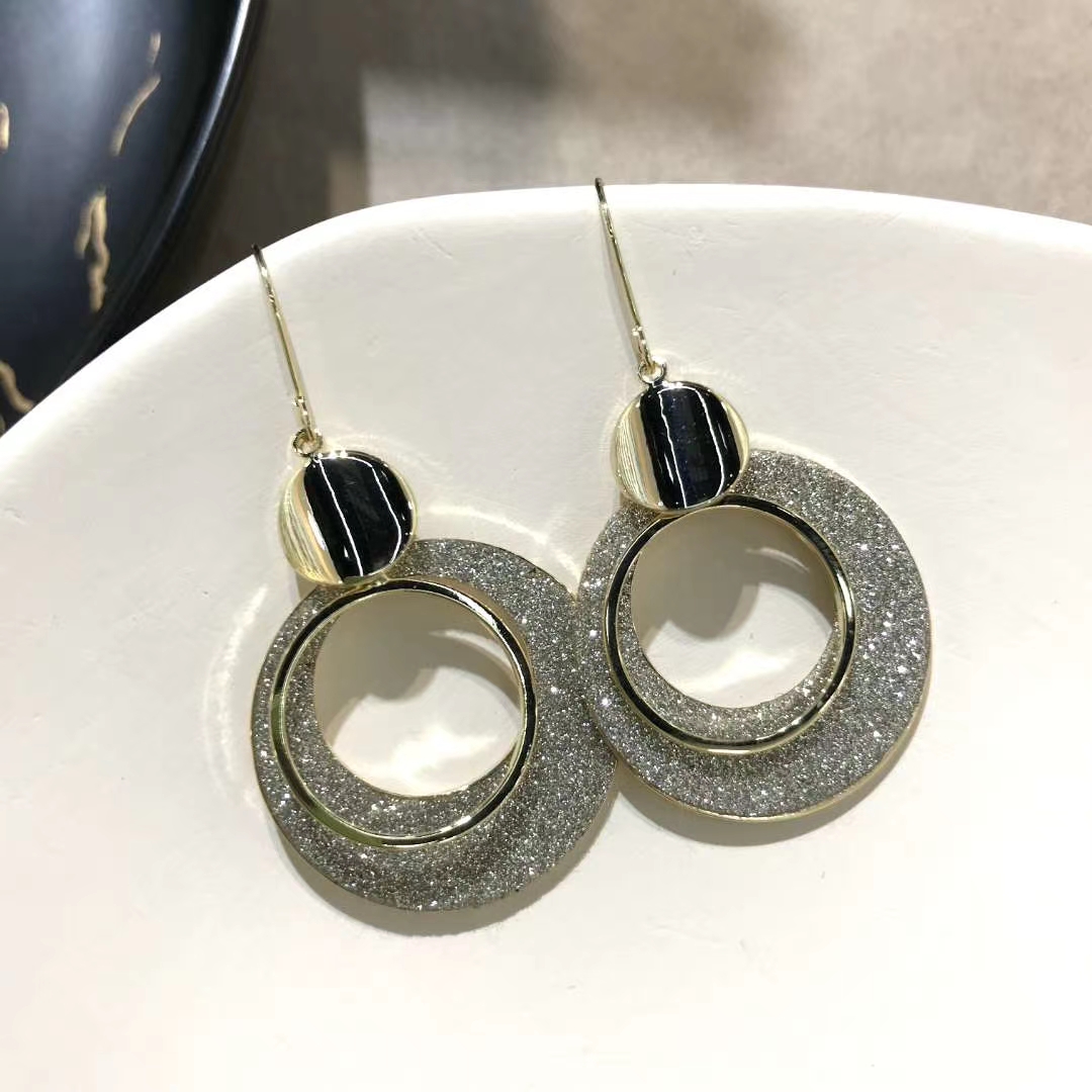 A new, minimalist pearl stud earrings featuring a unique European and American retro fashion style with shiny leather. They are trendy on Instagram for women, exuding a cool and stylish vibe