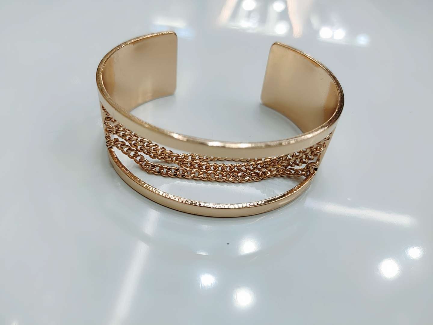 A new type of women's accessory with a chain clip, featuring a simple and cold European and American style, double-head and two-color spliced open alloy spring wide bracelet Application Scenario