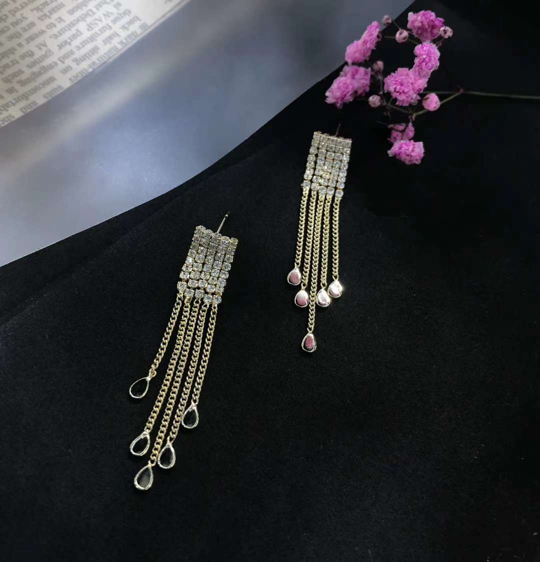 A minimalist new pearl stud earrings featuring a unique European and American retro fashion style. They are trendy on Instagram for women, exuding a cool and stylish vibe details Picture