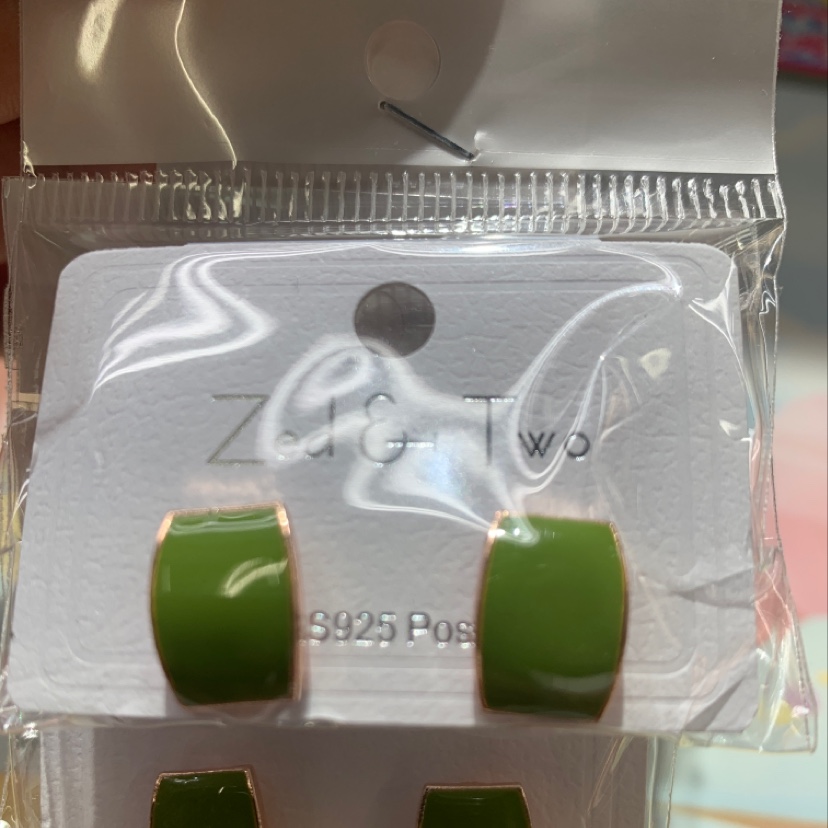 The silver needle oil drip arc is in the green series
