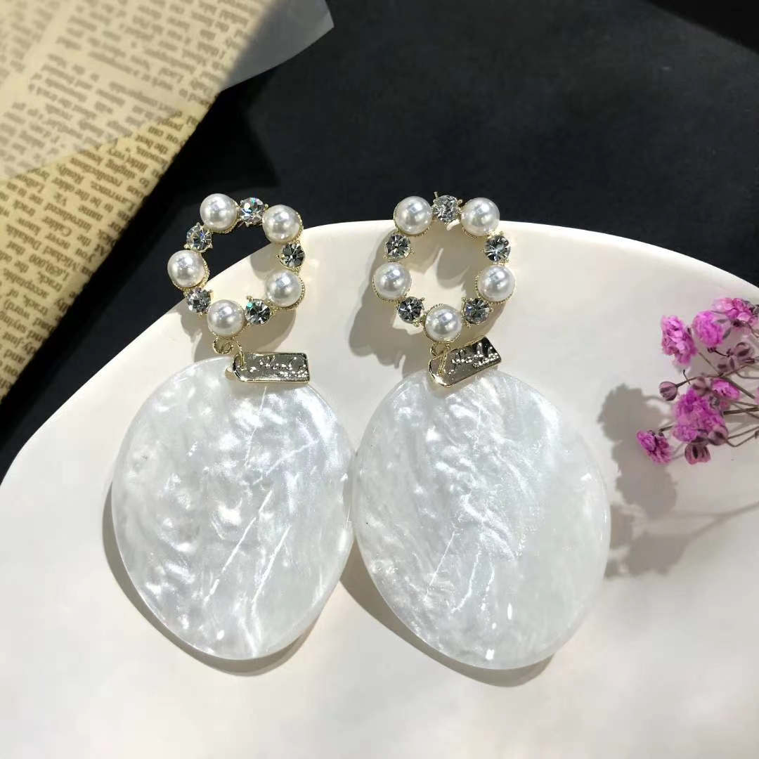 A new minimalist pearl stud earring from a niche European and American retro fashion style, featuring a cool and stylish vibe for women on Instagram