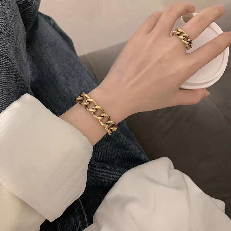 A girl with a thick chain bracelet from Europe and America, a niche Cuban chain, hip-hop, exaggerated personality, and retro bracelet from Instagram Item Picture