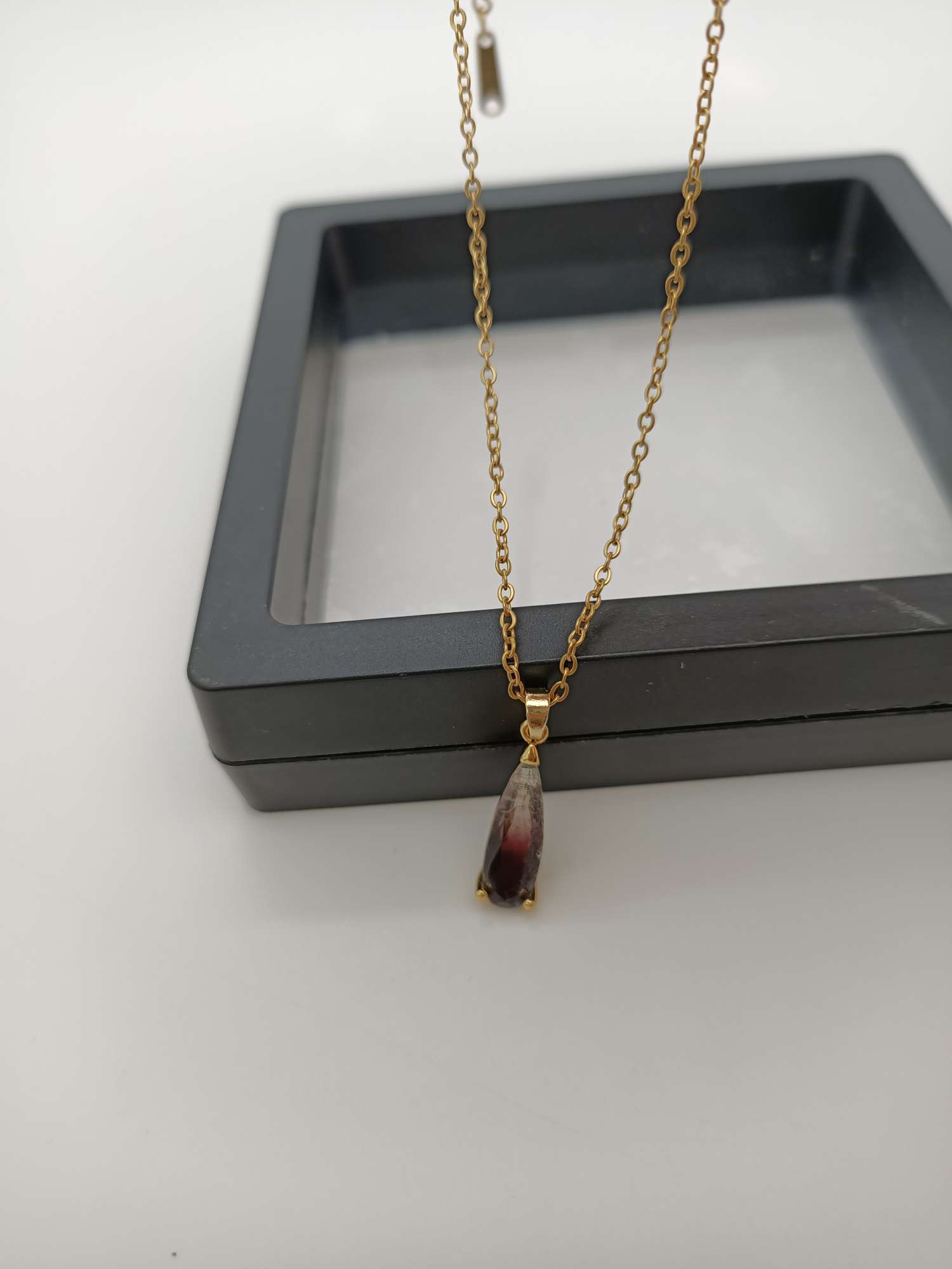 Water drop necklace Application Scenario