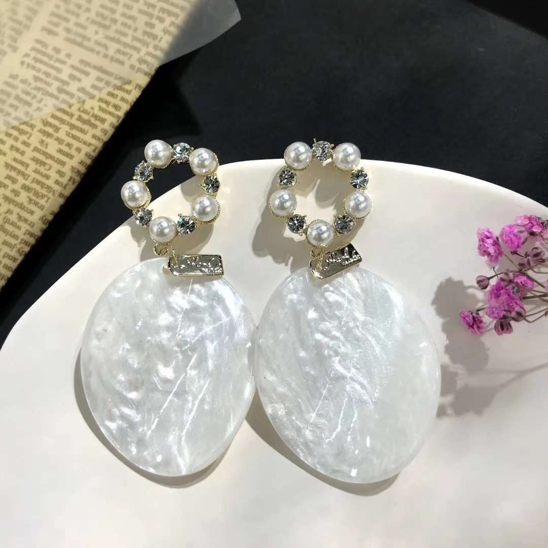 A new minimalist pearl stud earring from a niche European and American retro fashion style, featuring a cool and stylish vibe for women on Instagram Application Scenario