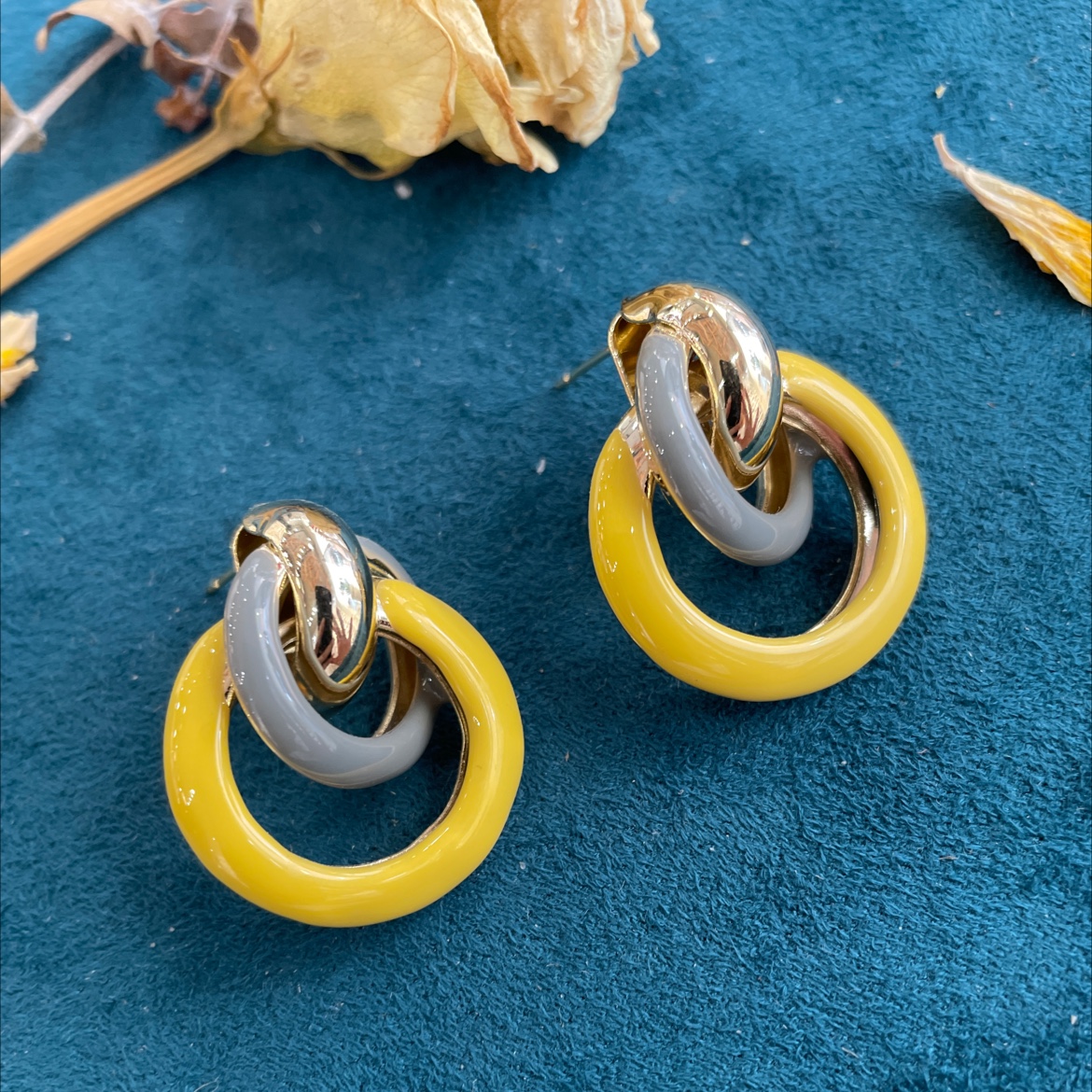 The new high-end earrings from Yudie feature a French style and a long summer style with distinctive yellow stud earrings. Yudie accessories details Picture