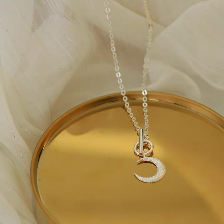 Moon OT pendant necklace for women, simple, light luxury, niche collarbone chain, cold style, high-end feel detail image 2