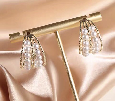 Simple design, fashionable and individual, the elegant pearl stud earrings are a must-have for Internet celebrities Specification image