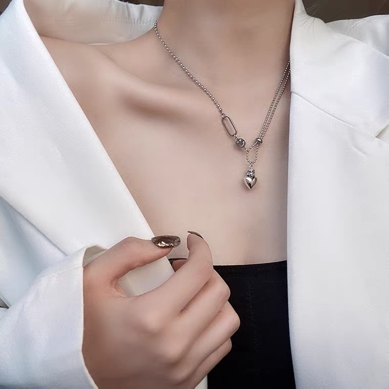 A niche heart-shaped necklace with a design sense for women's summer, a collarbone chain, and an Instagram trendy hip-hop retro cold style pendant necklace Specification image