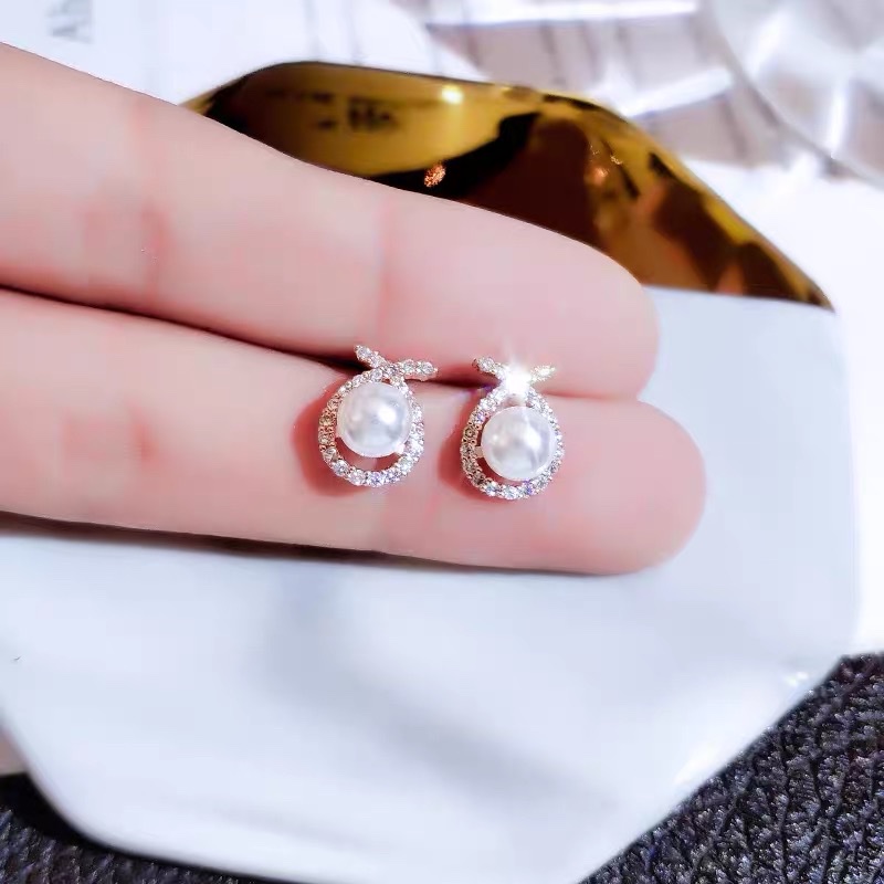 Exquisite, small and unique, trendy and fashionable, ladylike pearl stud earrings. details Picture