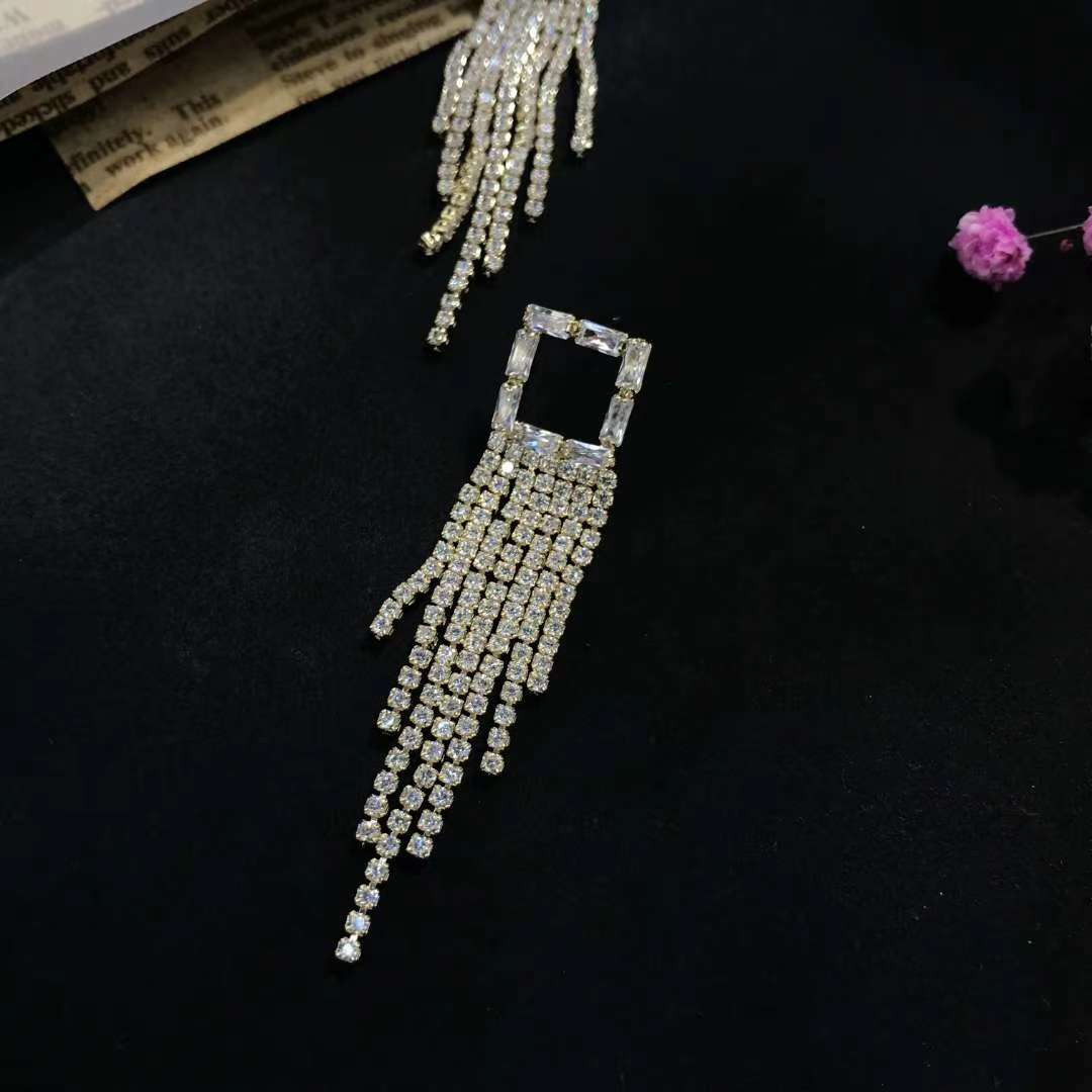 A minimalist new pearl stud earrings featuring a unique European and American retro fashion style. They are trendy on Instagram for women, exuding a cool and stylish vibe Specification image