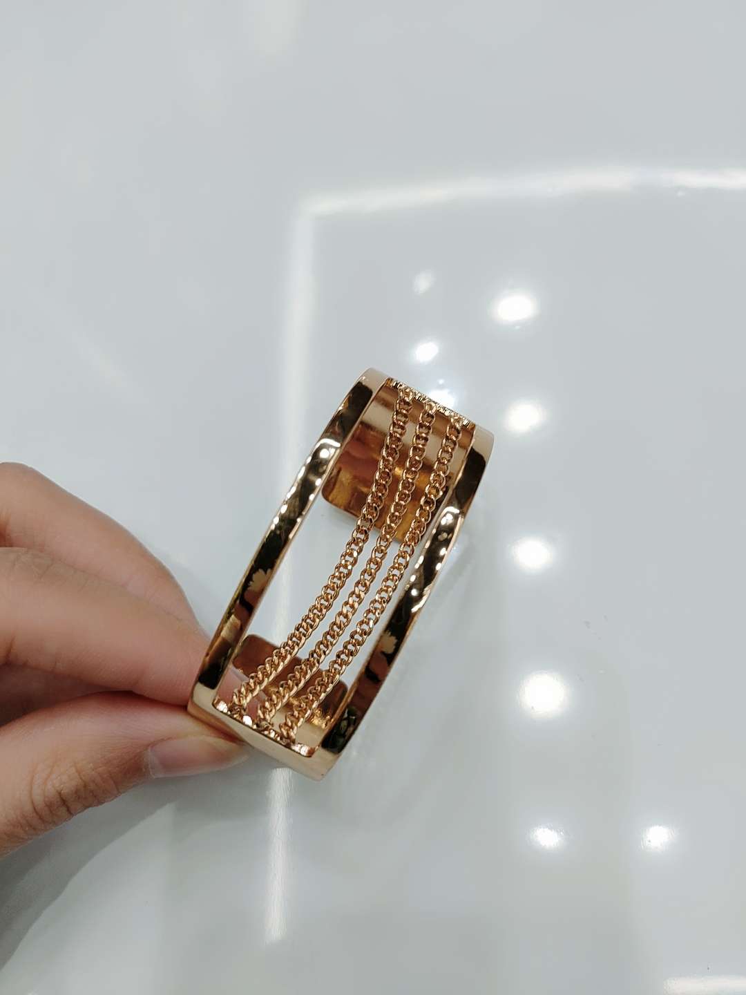 A new type of women's accessory with a chain clip, featuring a simple and cold European and American style, double-head and two-color spliced open alloy spring wide bracelet Specification image