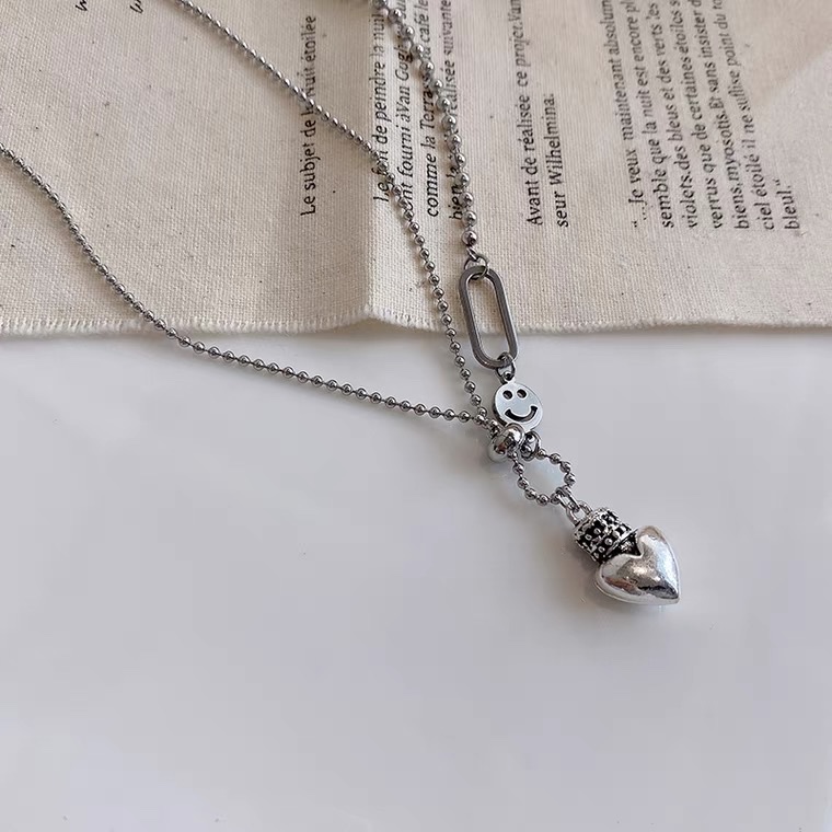 A niche heart-shaped necklace with a design sense for women's summer, a collarbone chain, and an Instagram trendy hip-hop retro cold style pendant necklace detail image 4