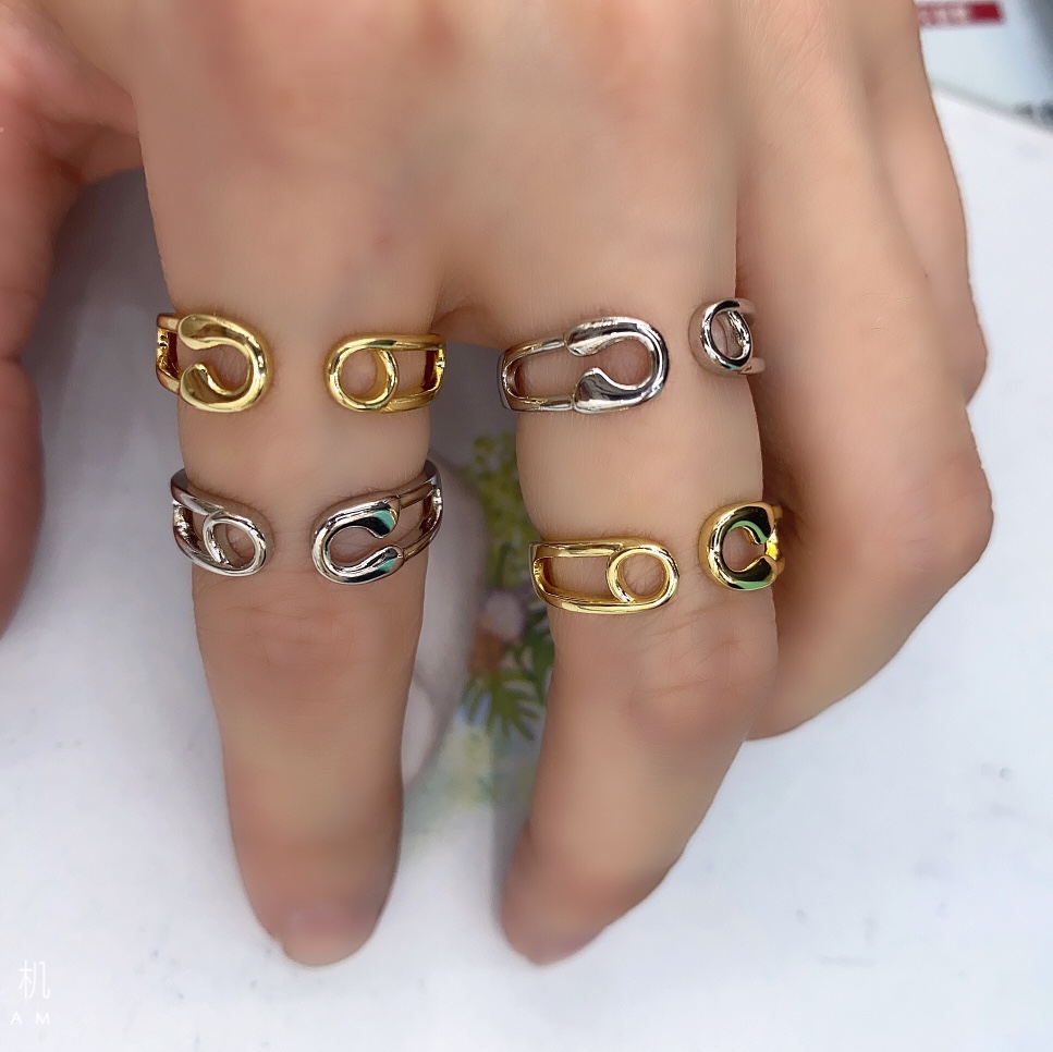A smooth pin open-top ring