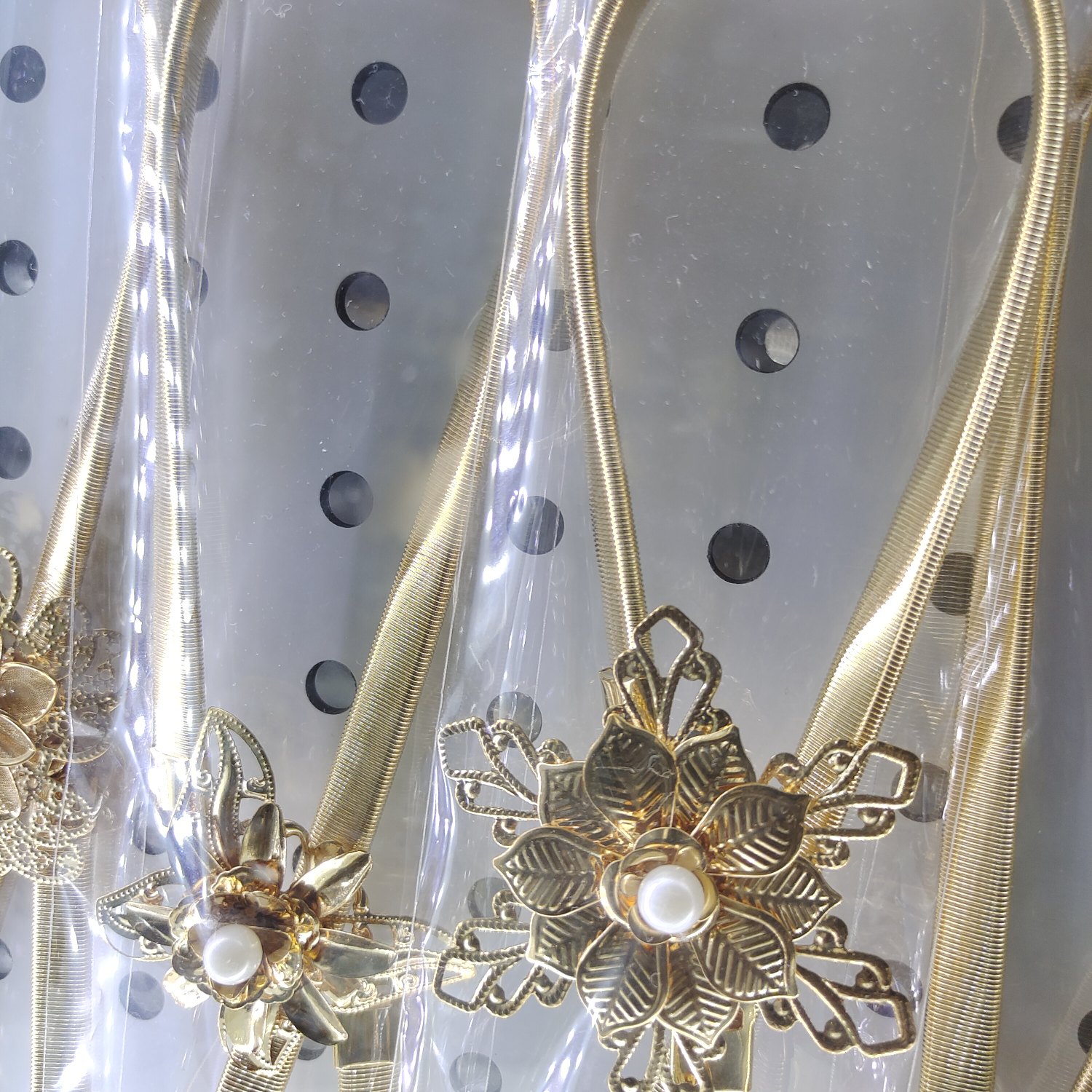 The y33 golden metal rhinestone pearl leaf buckle spring elastic band, paired with a thin waist chain belt for pants, is trendy for women