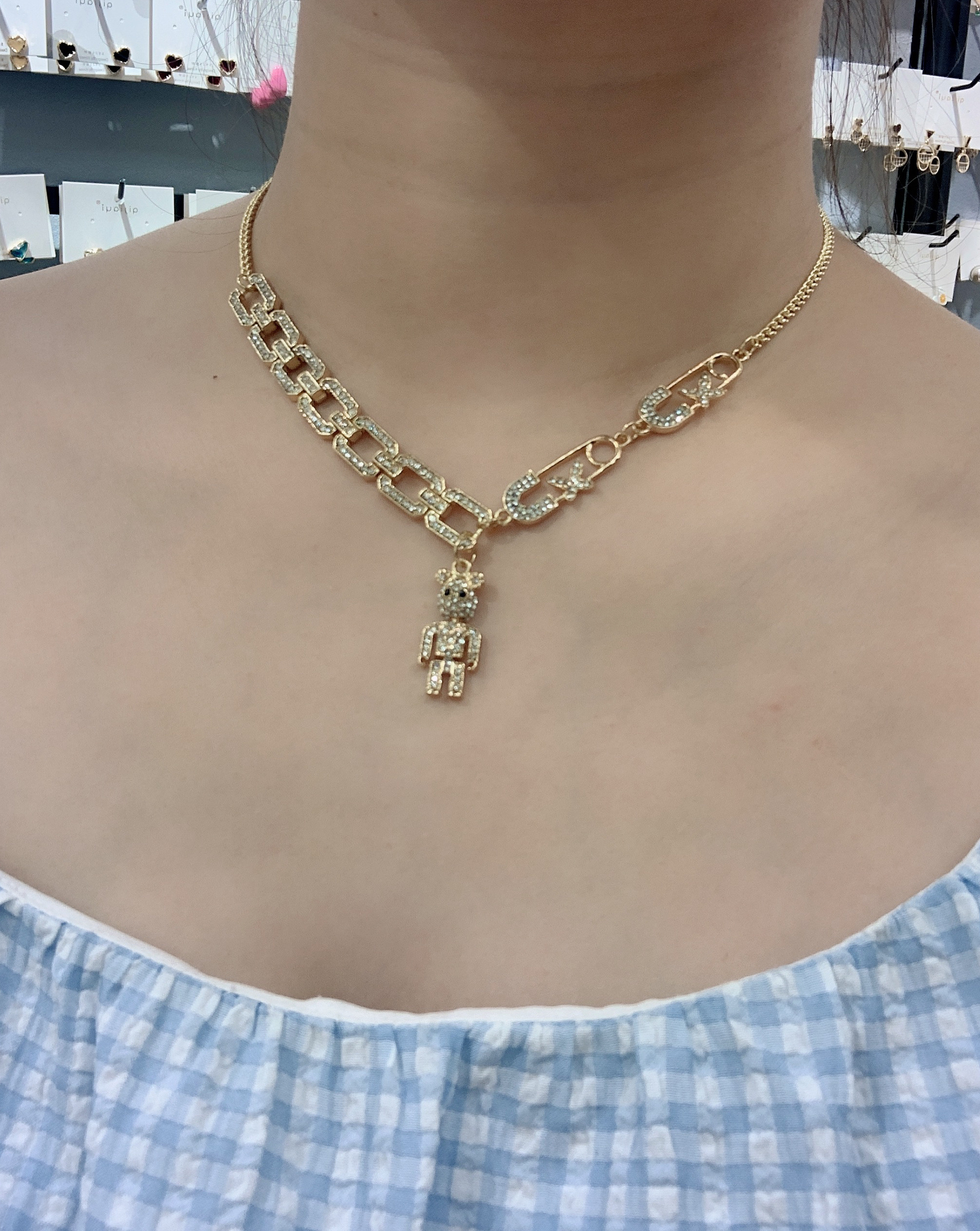 New bear metal necklace pendant, female hip-hop cool collarbone chain, couple sweater chain, high-end, niche and cold style Application Scenario
