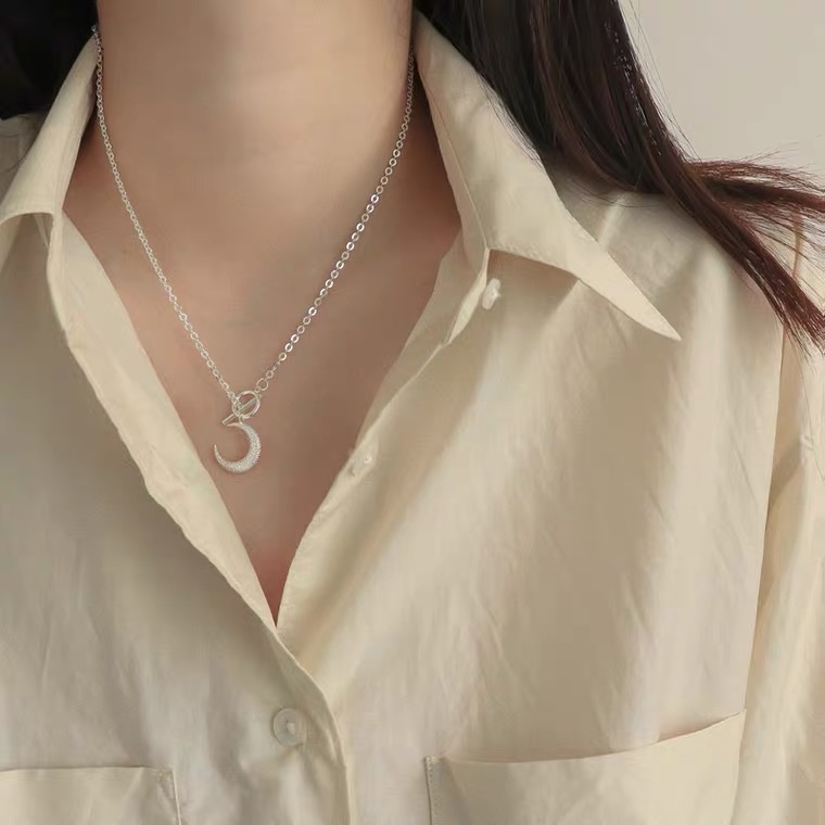 Moon OT pendant necklace for women, simple, light luxury, niche collarbone chain, cold style, high-end feel detail image 1