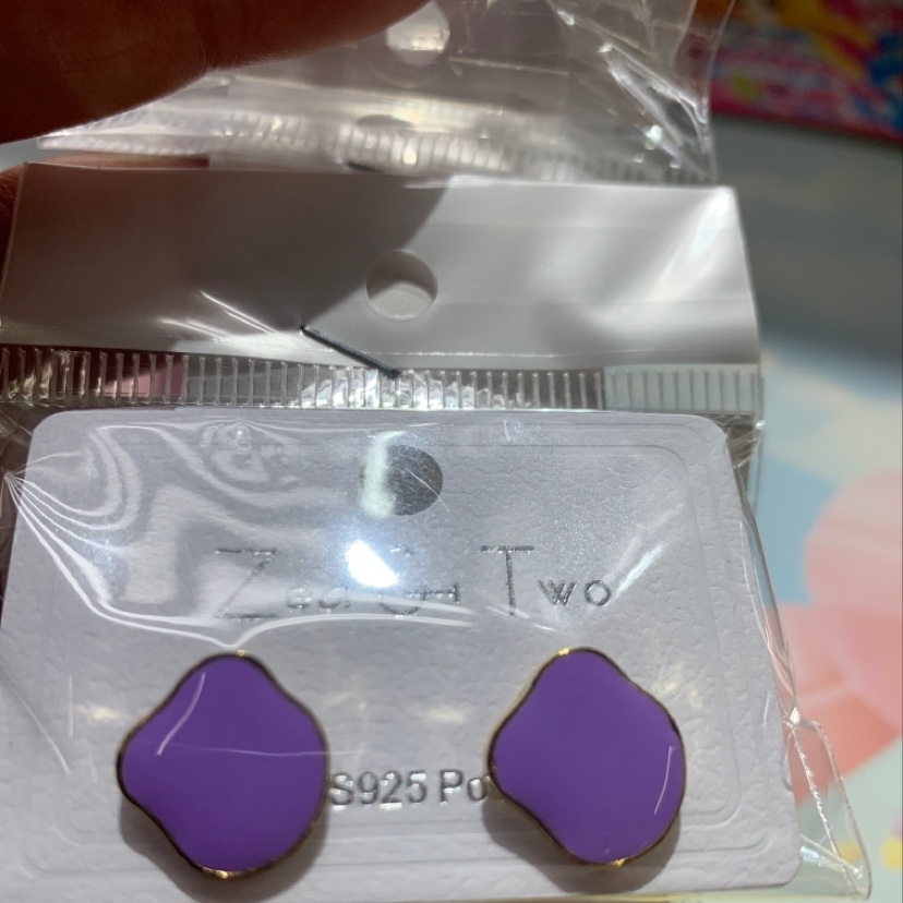 The silver needle oil drops are in irregular purple tones
