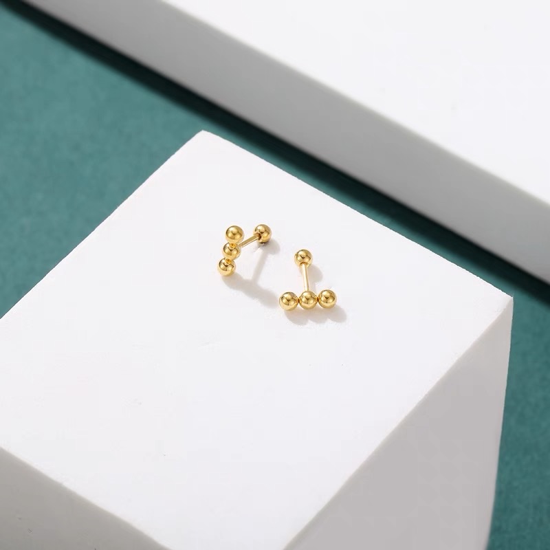 New trendy summer earrings with a high-end and elegant style. Women's niche design earrings 23 Application Scenario
