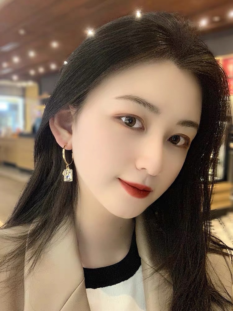 Unique silver needle stud earrings for women in summer, 2021 new style, trendy, elegant and high-end earrings and earrings details Picture