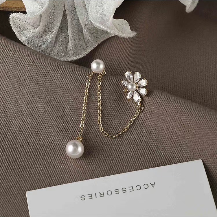 A niche European and American retro fashion, simple single-sided small flower new pearl stud earrings for women on Instagram, trendy and stylish, cool style earrings