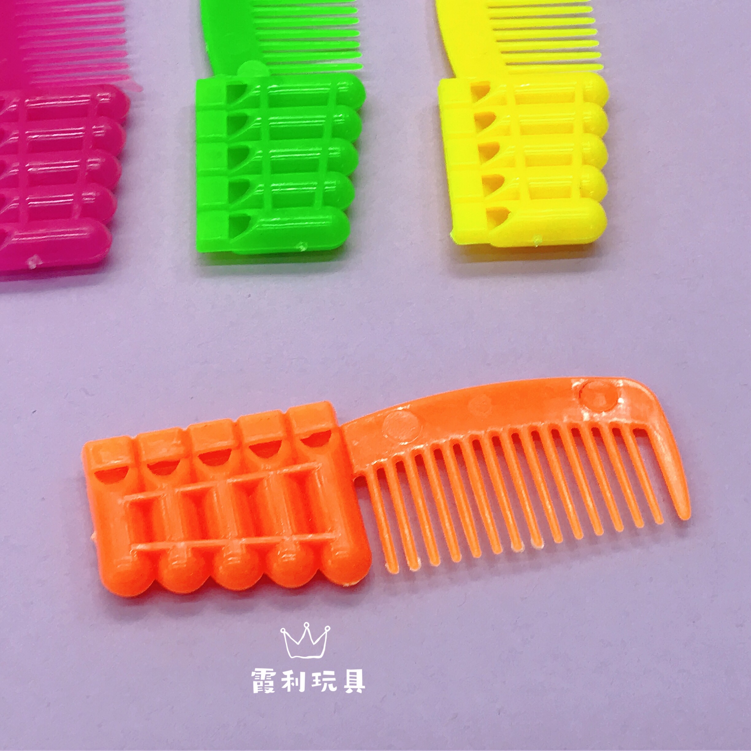 Combs, harmonicas, children's plastic toys as gifts detail image 4