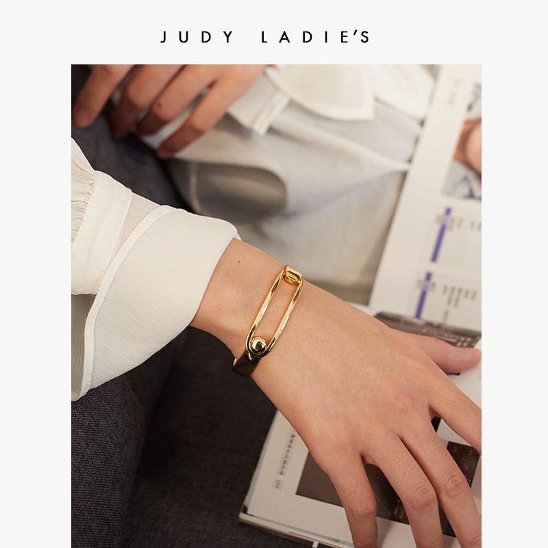 judy's unique design of a copper gold-plated, light luxury and high-end open bracelet for women, a new original European and American style bracelet on Instagram details Picture