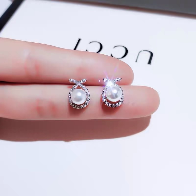 Exquisite, small and unique, trendy and fashionable, ladylike pearl stud earrings. Application Scenario