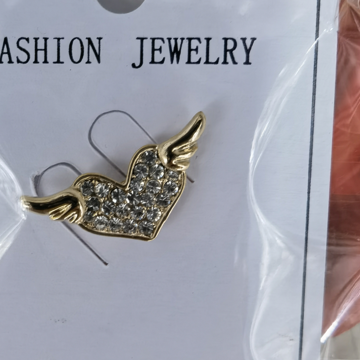 Small pin with wings and hearts