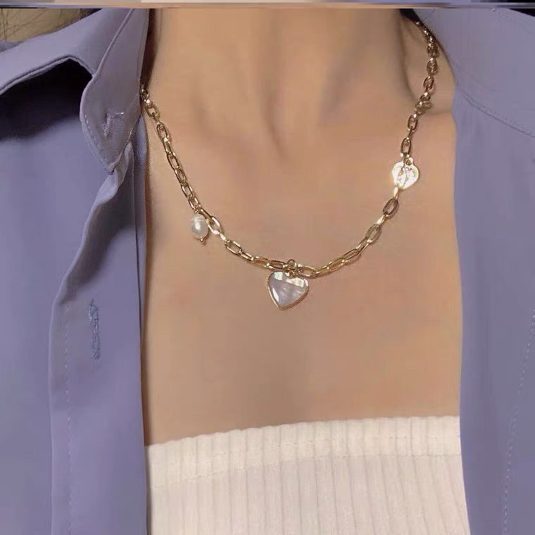 A niche design sense necklace, a cold style pearl heart-shaped pendant for women on Instagram, a simple chain, and a hip-hop Internet celebrity collarbone chain