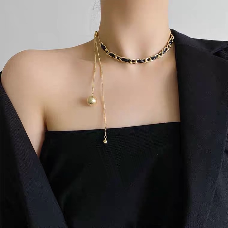 The 2021 new style of women's Instagram-chic collarbone chain, a high-end and light luxury accessory, is made of summer fabric and wrapped in a circle details Picture