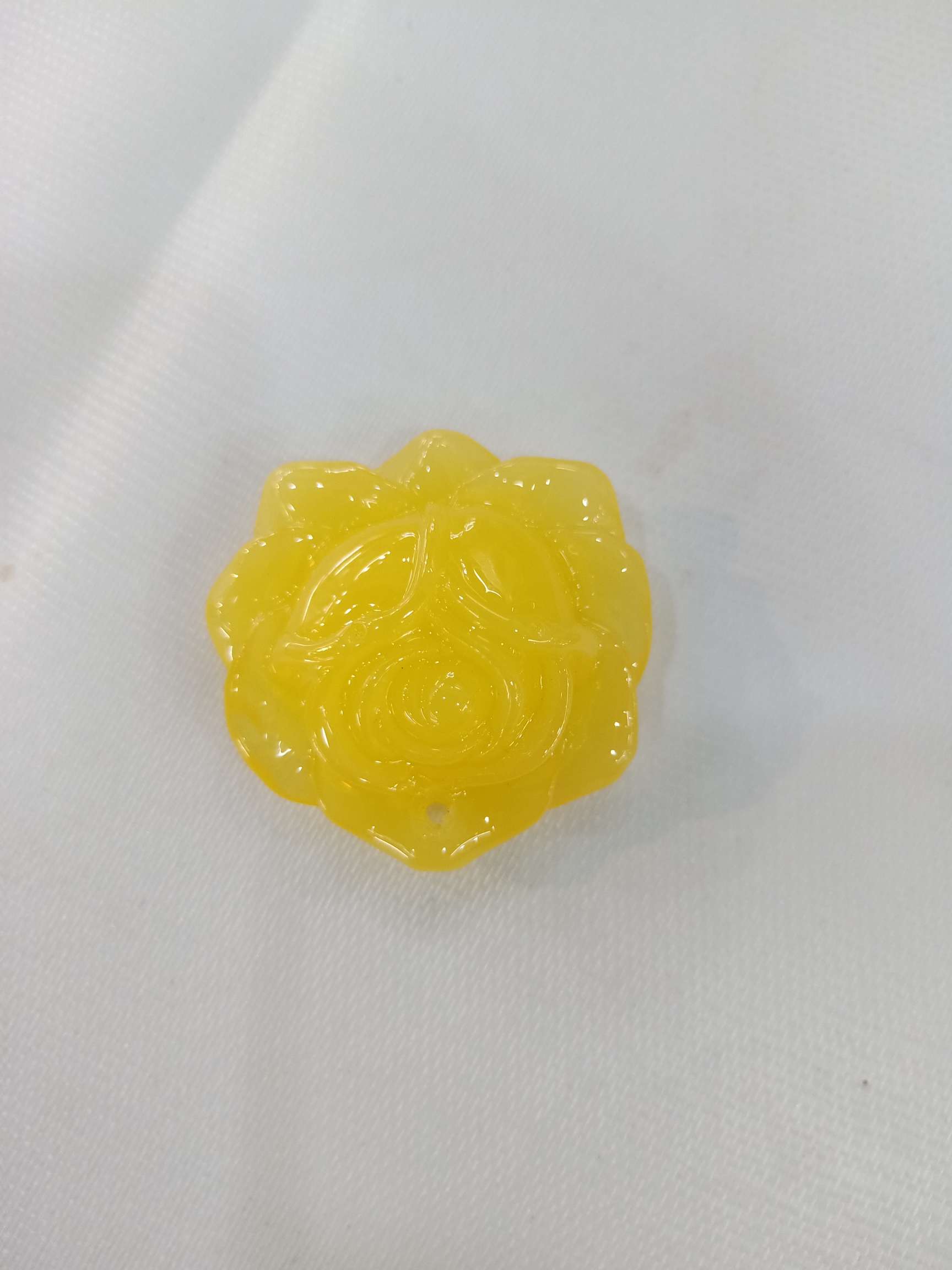 Rose-shaped amber pendant Specification image