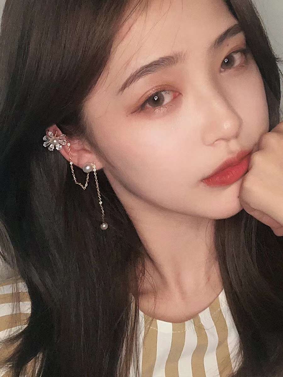 A niche European and American retro fashion, simple single-sided small flower new pearl stud earrings for women on Instagram, trendy and stylish, cool style earrings Item Picture