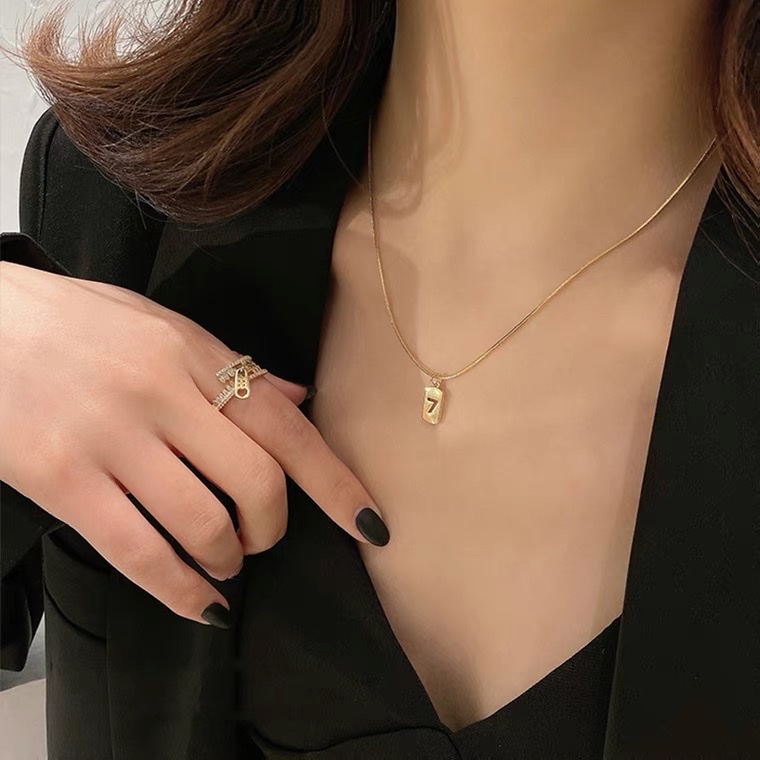 The lucky number 7 for women's necklaces, high-end collarbone chain, 2021 new style, light luxury, niche and simple, ins cold style Application Scenario