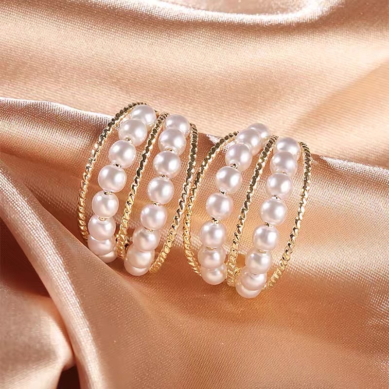 Simple design, fashionable and individual, the elegant pearl stud earrings are a must-have for Internet celebrities details Picture