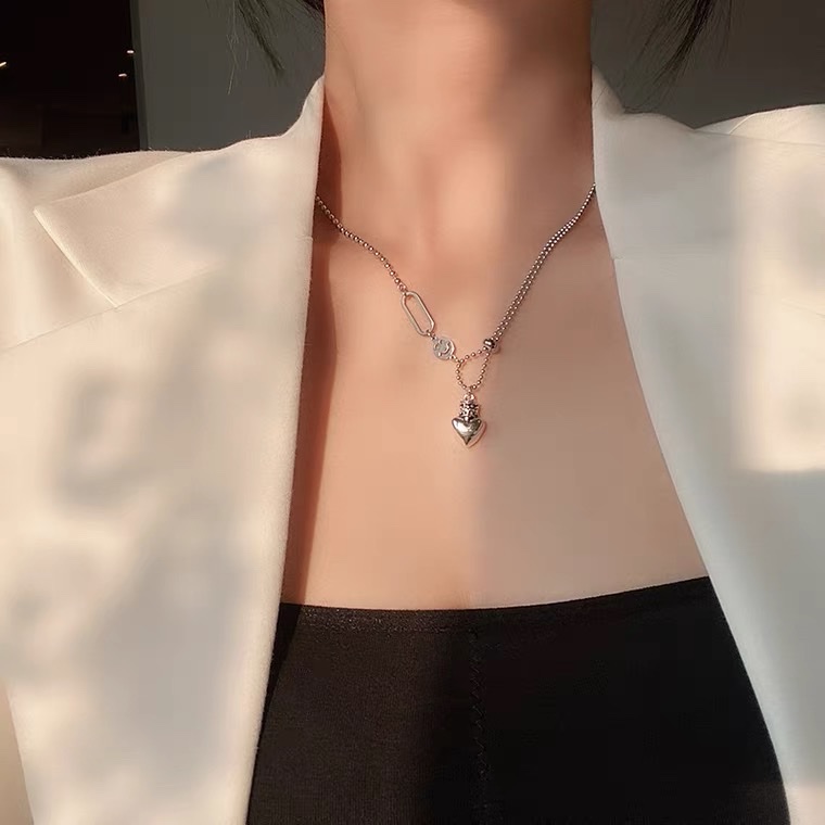 A niche heart-shaped necklace with a design sense for women's summer, a collarbone chain, and an Instagram trendy hip-hop retro cold style pendant necklace Item Picture