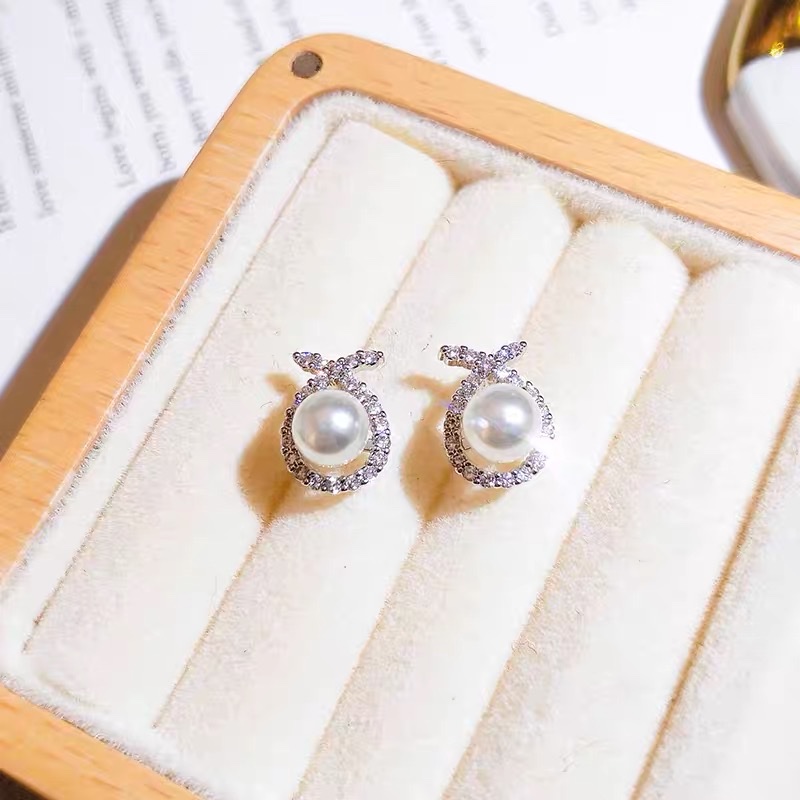 Exquisite, small and unique, trendy and fashionable, ladylike pearl stud earrings. Item Picture