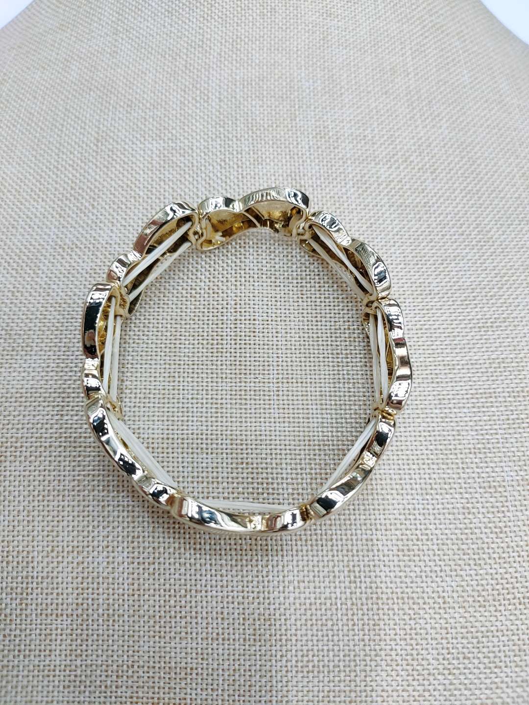 The heart-shaped polished bracelet is cold and versatile. It is a simple and elegant wide-textured polished bracelet for new women with free shipping Application Scenario