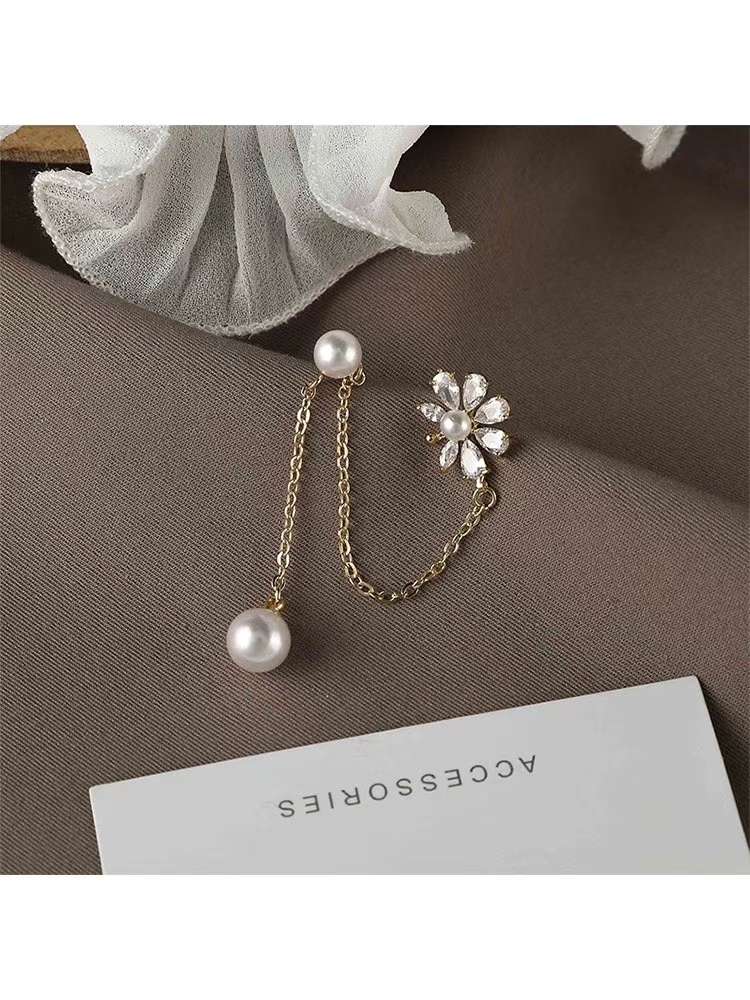 A niche European and American retro fashion, simple single-sided small flower new pearl stud earrings for women on Instagram, trendy and stylish, cool style earrings details Picture