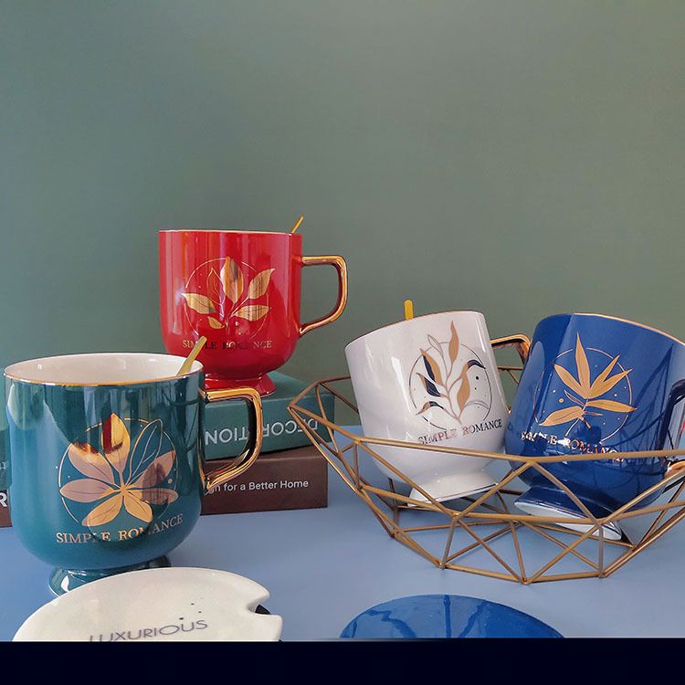 Light luxury gilded ceramic mugs with LIDS, office drinking cups, leaf milk cups, and internet-famous coffee cups detail image 4