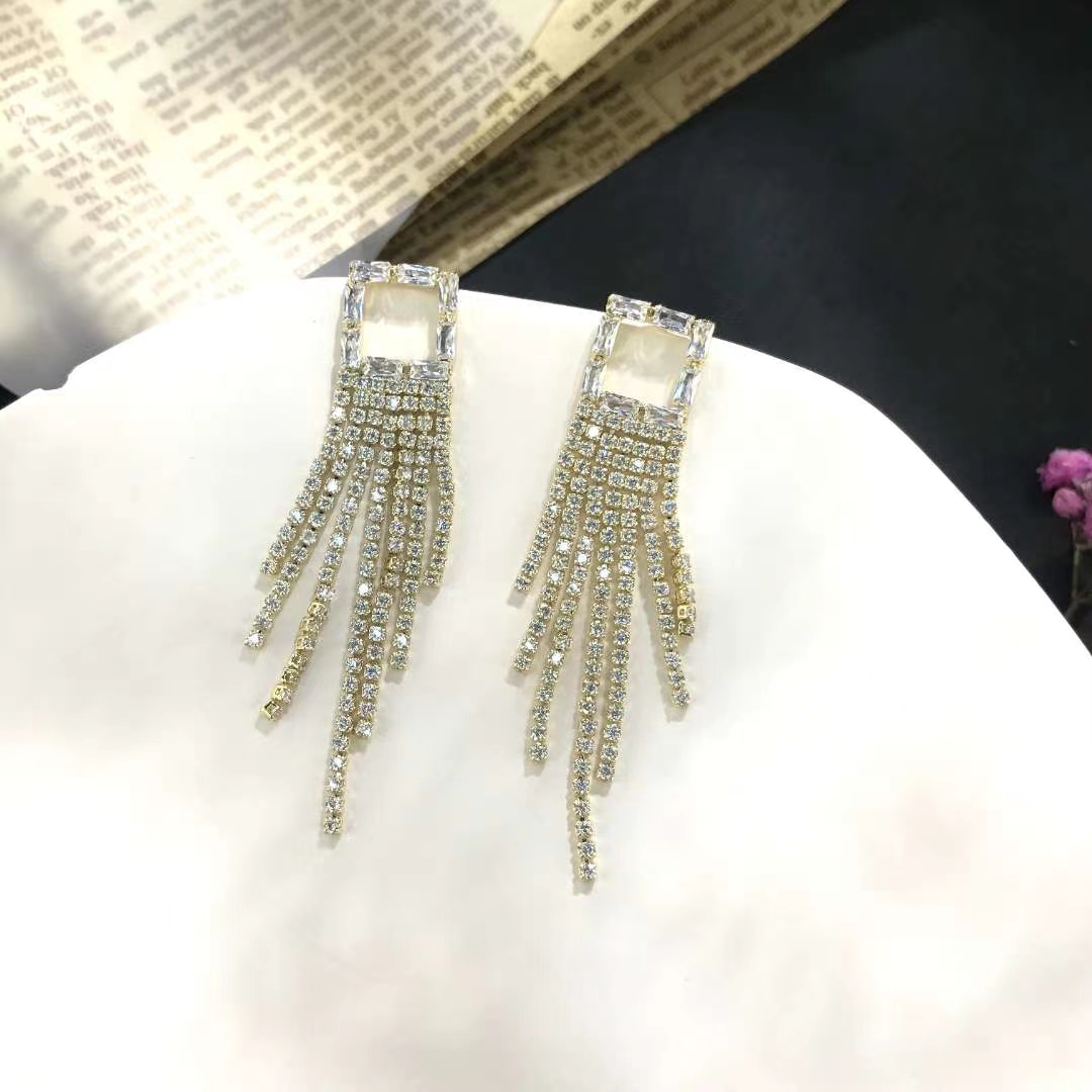 A minimalist new pearl stud earrings featuring a unique European and American retro fashion style. They are trendy on Instagram for women, exuding a cool and stylish vibe