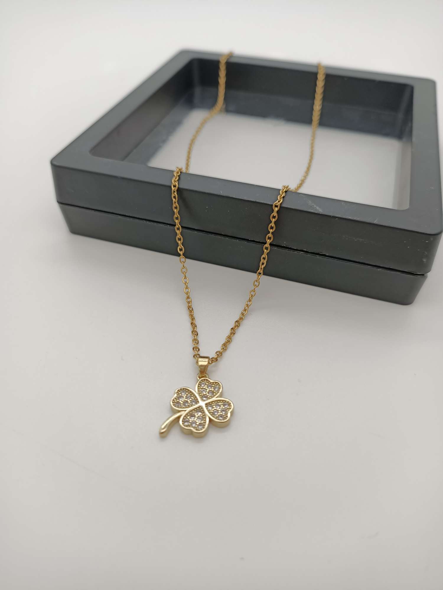 Gold medal simulated diamond necklace, fashionable, versatile and practical accessory, exquisite and elegant jewelry, women's style Application Scenario