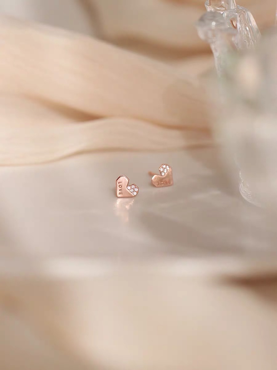 New trendy summer earrings with a high-end and elegant style. Women's niche design earrings 13 details Picture